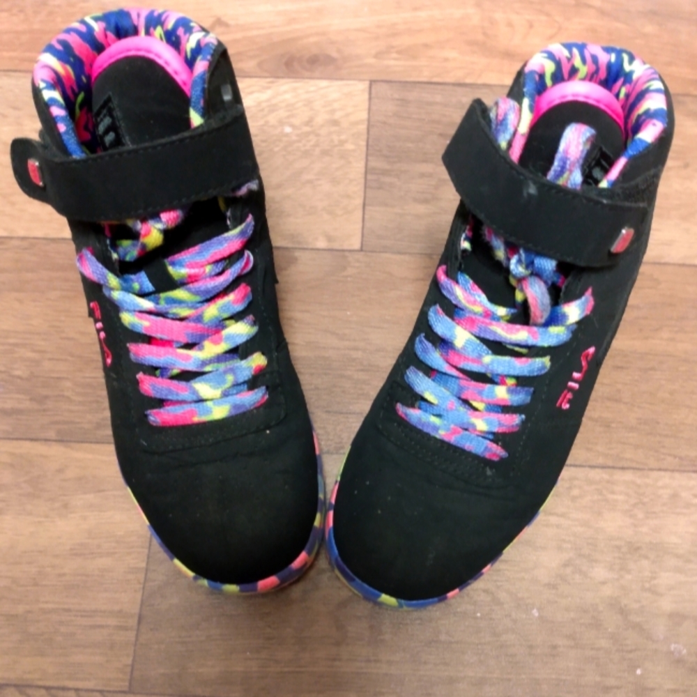 FiLa GiRl SnEaKeRs